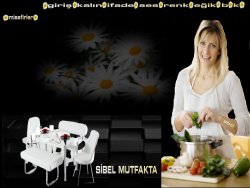 SİBEL MUTFAKTA YEMEK YAPIYOR