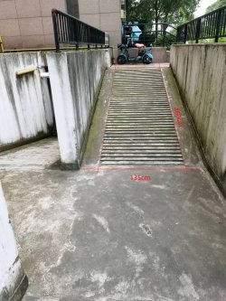 电动车水泥地斜坡 (2)